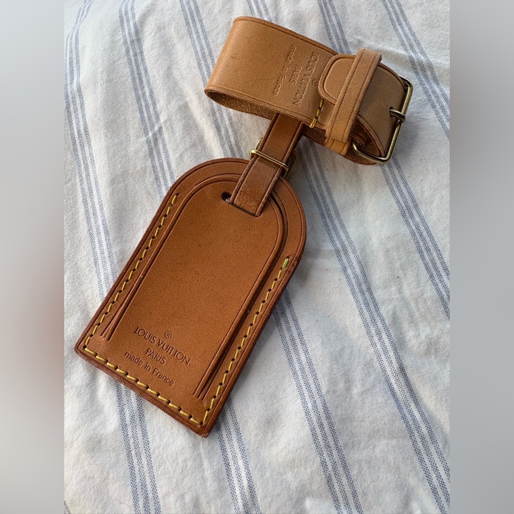 Authentic Louis Vuitton
Luggage Tag Poignet Vachetta
Leather Brass Gold Tan